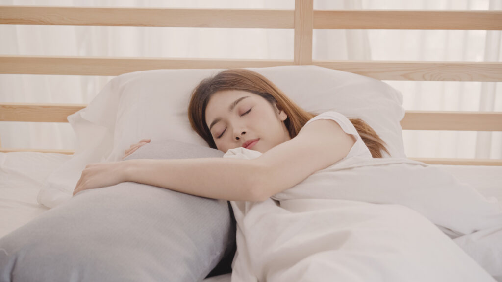 đổi tư thế ngủ là cách khắc phục ngủ ngáy