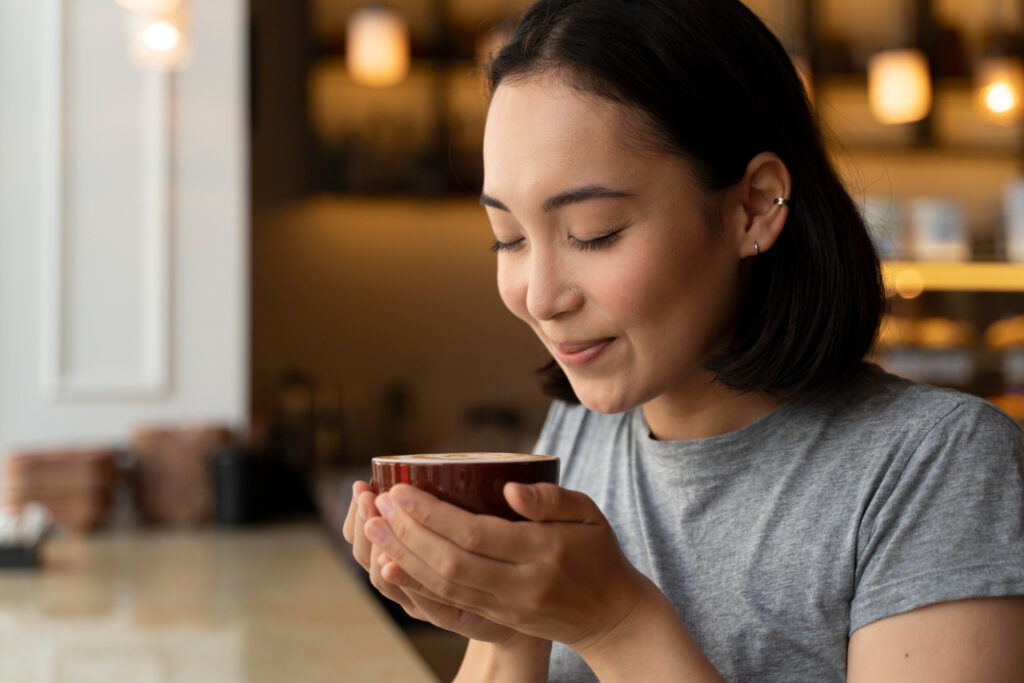 uống trà nóng là mẹo hết nghẹt mũi nhanh