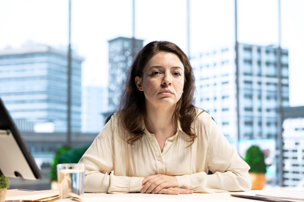 mãn kinh khiến phụ nữ bị mất tập trung khi làm việc